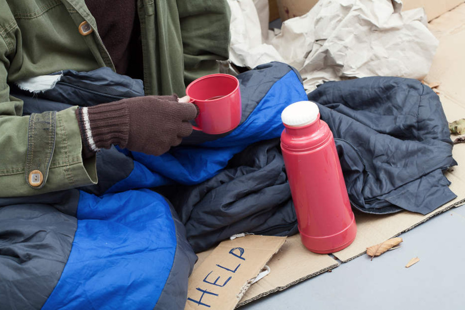 Die Obdachlose (69) hatte ihr Nachtlager im Eingangsbereich des Ärztezentrums aufgeschlagen. (Symbolbild)