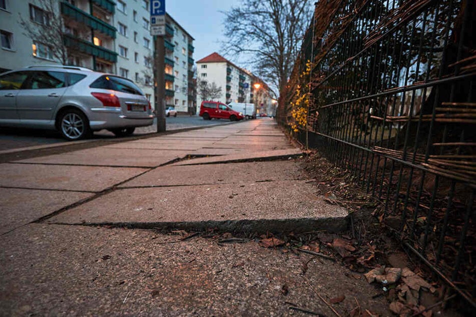 Hunderte Gehwege in Dresden sind in einem schlechten Zustand. Auch der an der Blumenstraße in der Johannstadt. Dieses Jahr soll er aber saniert werden.