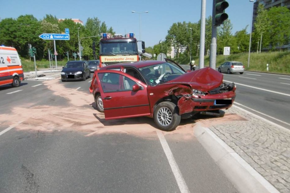 Der Ampelmast stoppte das Auto.