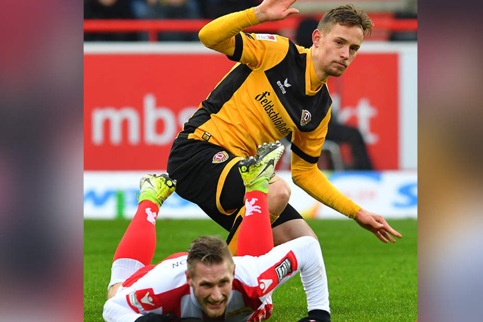 Da legt's dich nieder: Jannik Müller hat gerade Union Sebastian Polter geerdet.