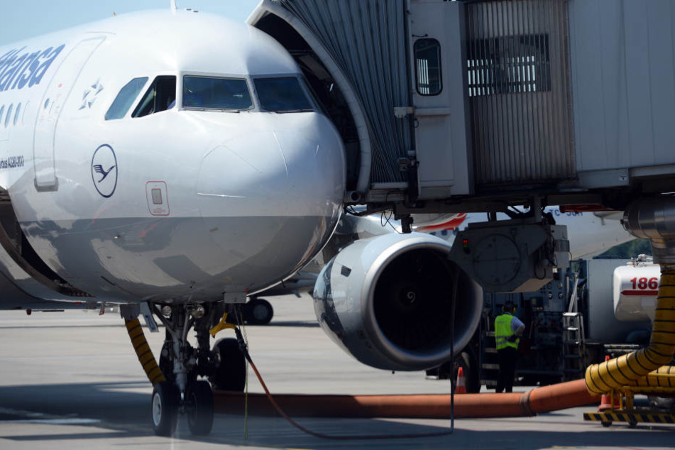 Einige Flieger der Lufthansa bleiben am Dienstag in Hamburg am Boden. (Archivbild)