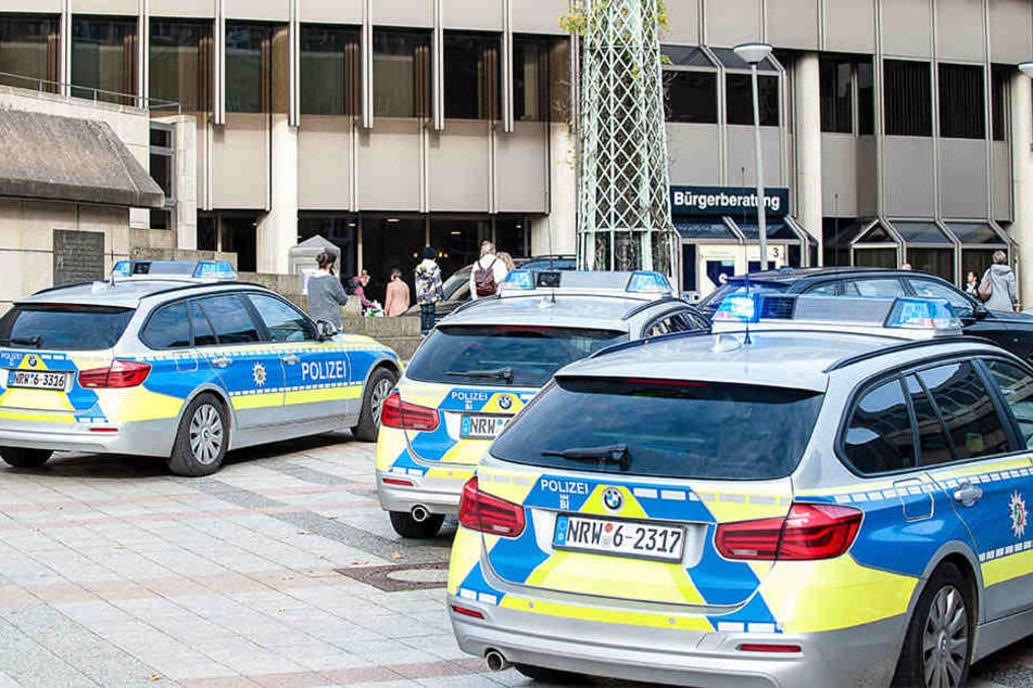 Mehrere Polizeiwagen fuhren zum Einsatzort.
