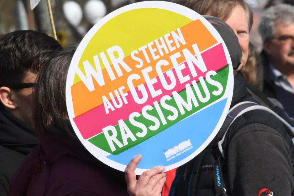 Viele Gegendemonstranten zeigen Flagge gegen die rechten Parolen.