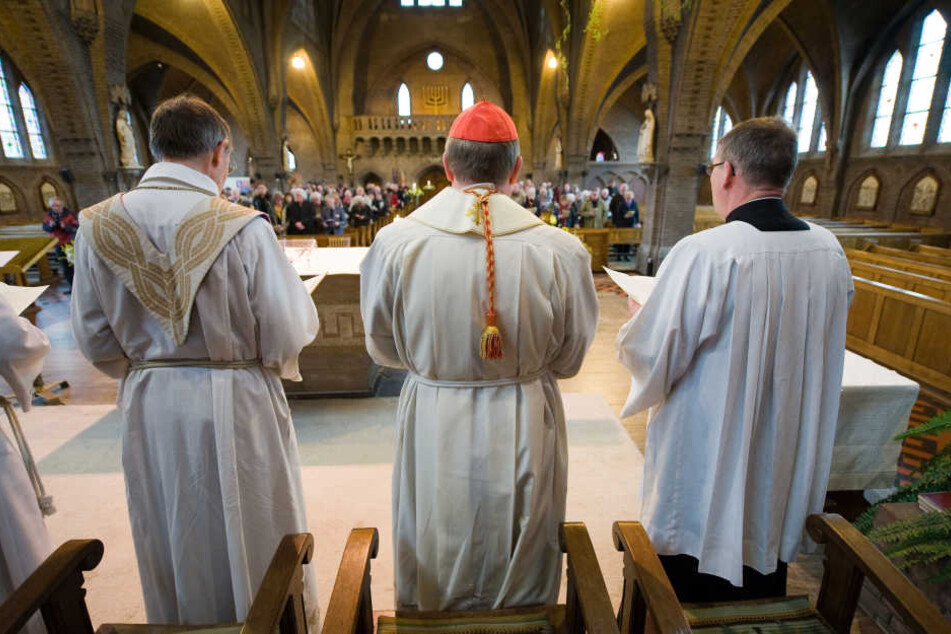 Der Priester soll zudem mindestens 100.000 Euro erschlichen haben. (Symbolbild)