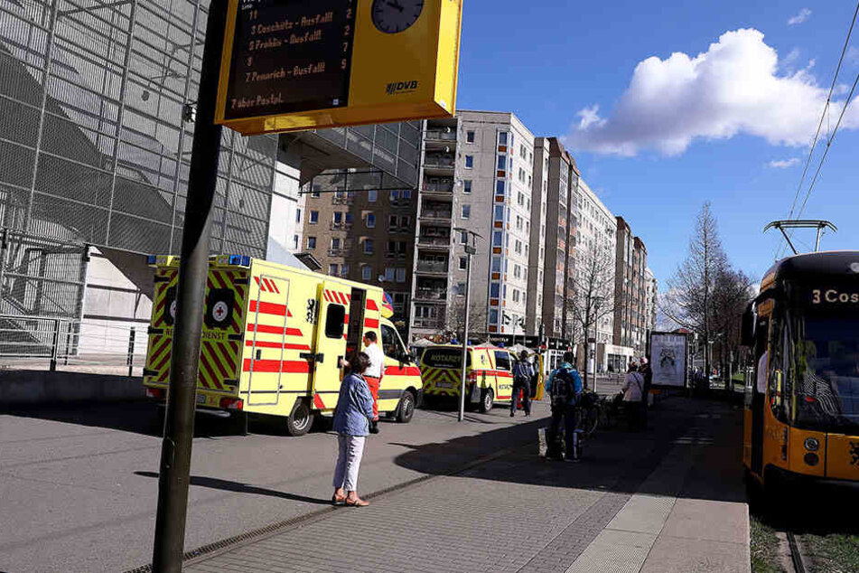 Mehrere Notarztwagen waren an der Walpurgisstraße im Einsatz.