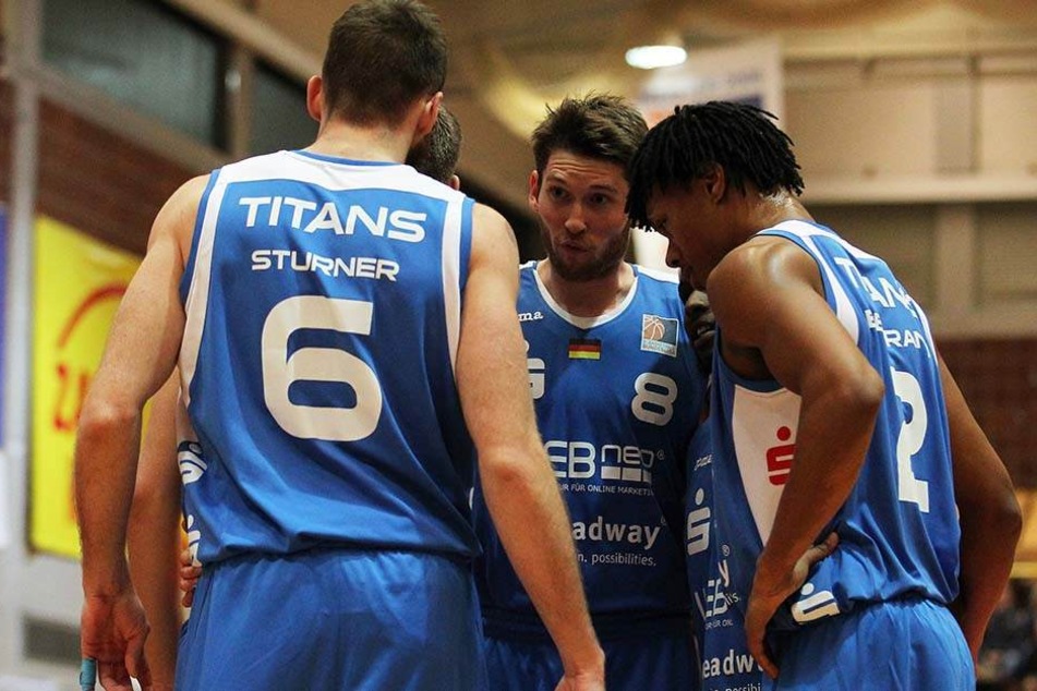 Die Dresdner Basketballer stecken ratlos die Köpfe zusammen (Archivbild).
