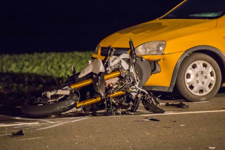 Das Motorrad wurde gegen den Opel geschleudert.