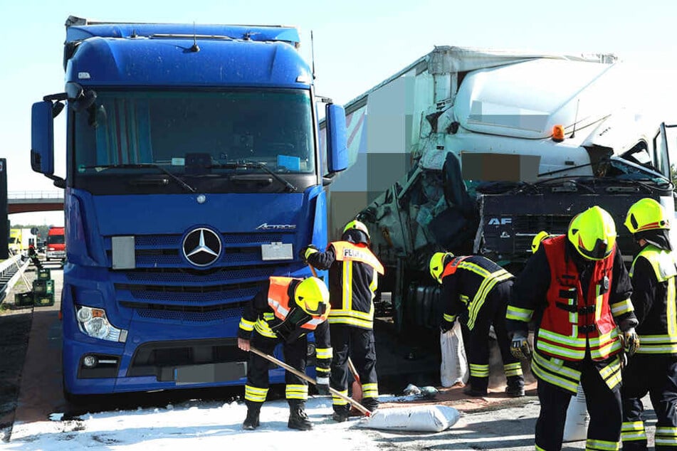 Rettungskräfte der Feuerwehr mussten die Autobahn im wahrsten Sinne des Wortes säubern.