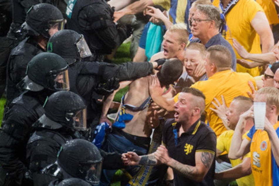 Fans von Eintracht Braunschweig stürmten nach dem Abpfiff den Platz.