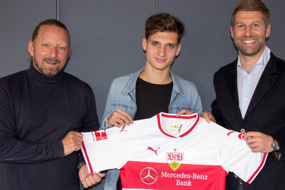 Sportdirektor Sven Mislintat (links) und Sportvorstand Thomas Hitzlsperger stellen Neuzugang Mateo Klimowicz vor.