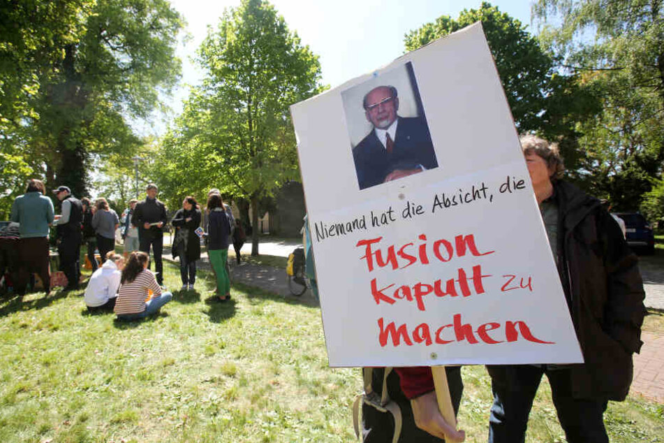 Rund 100 Menschen haben am Sonntag in Lärz gegen eine Polizeiwache und gegen Polizeistreifen auf dem "Fusion"-Festival protestiert.