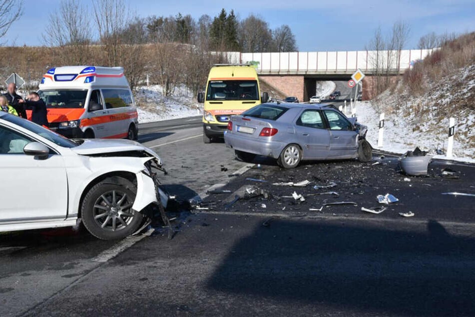 Bei dem schweren Crash gab es zwei Verletzte.