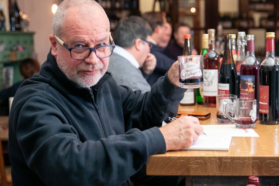 Heiße Verkostung in der "Weinzentrale": Gastro-Kritiker Ulrich van Stipriaan (67) lässt sich die beliebtesten Striezelmarkt-Glühweine munden.