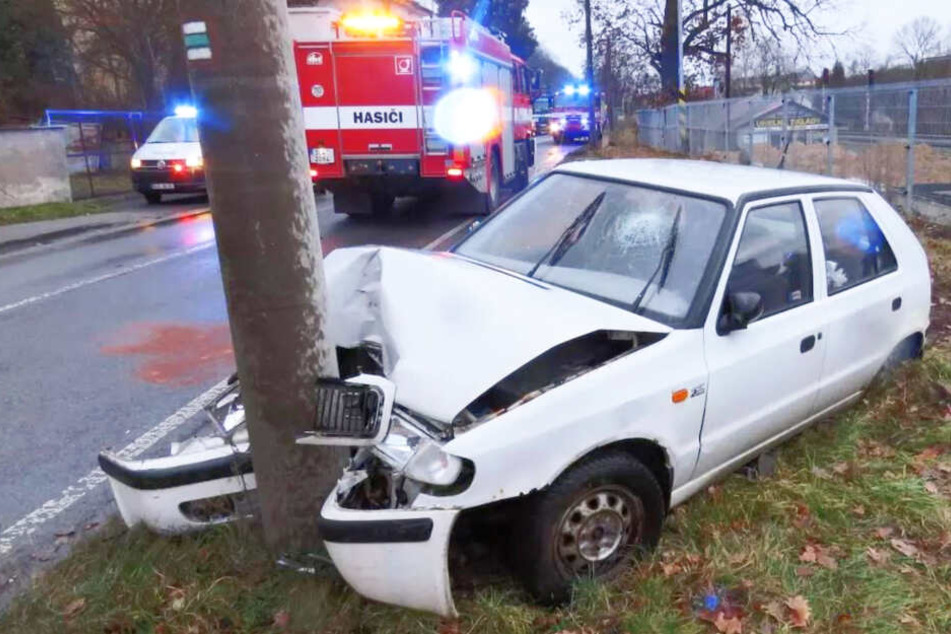 Der Wagen krachte voll gegen einen Betonmasten.