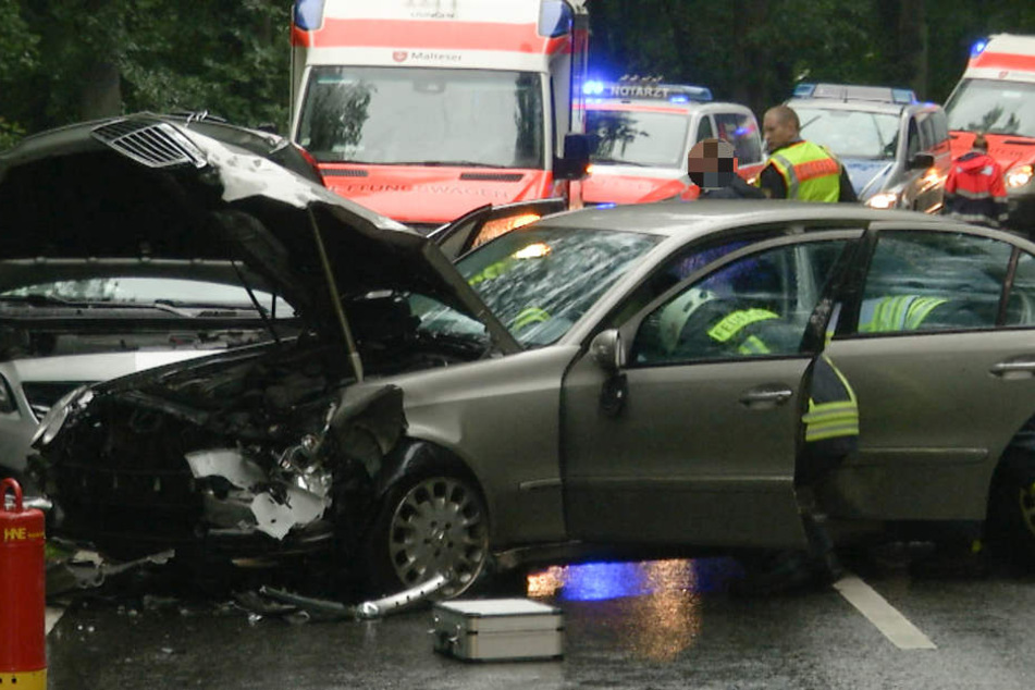 Die betroffene Straße musste zwei Stunden voll gesperrt werden.