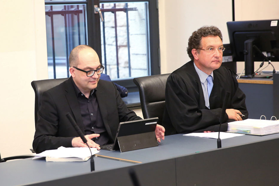 Konnte zufrieden sein: Wissenschaftler Steffen Kailitz (l.) neben seinem Anwalt.