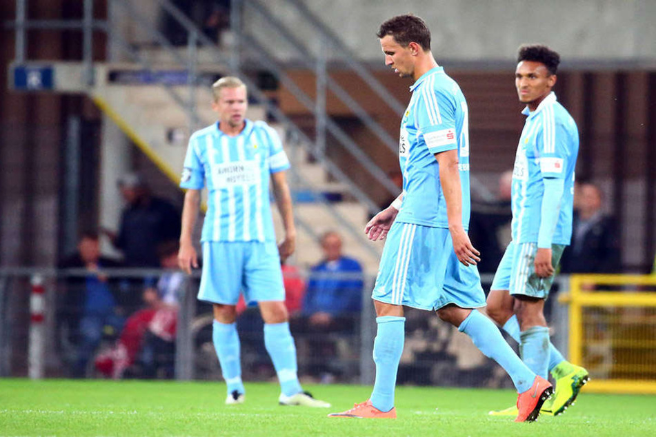 Traurige Gesichter nach dem Spiel in Paderborn. Die Sachsen verloren Mittwochabend 2:4.