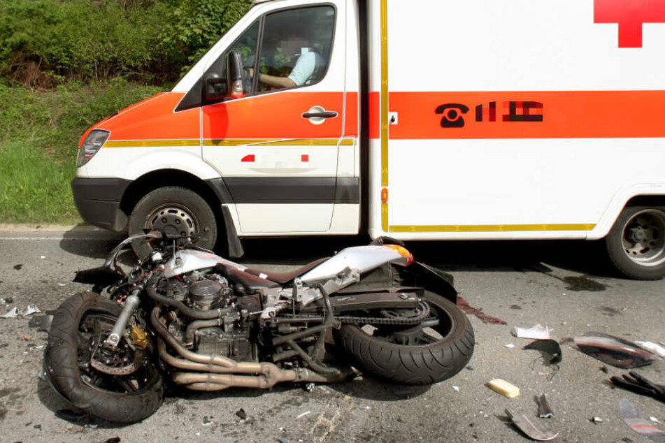 Der Biker erlag noch am Abend im Krankenhaus seinen Verletzungen. (Symbolbild).