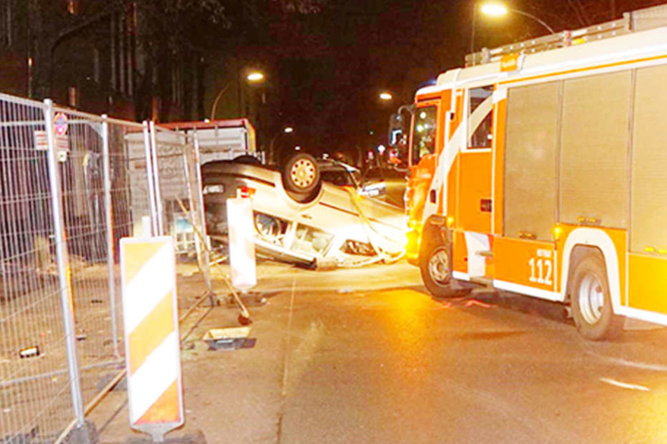 Warum der Mann von der Straße abkam und gegen einen Opel fuhr, ist noch unklar.