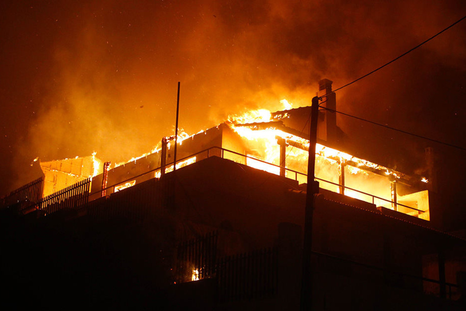 Nach der Gräueltat steckte der 39-Jährige das Haus in der US-amerikanischen Großstadt Henderson in Brand. (Symbolbild)