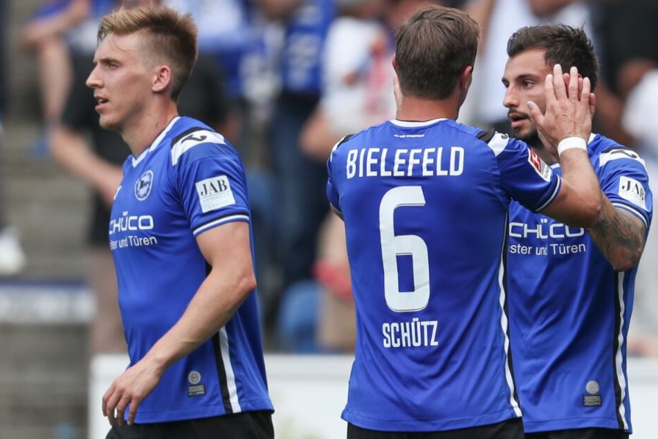 Die DSC-Kicker freuen sich über den Treffer von Jonathan Clauss (r.).