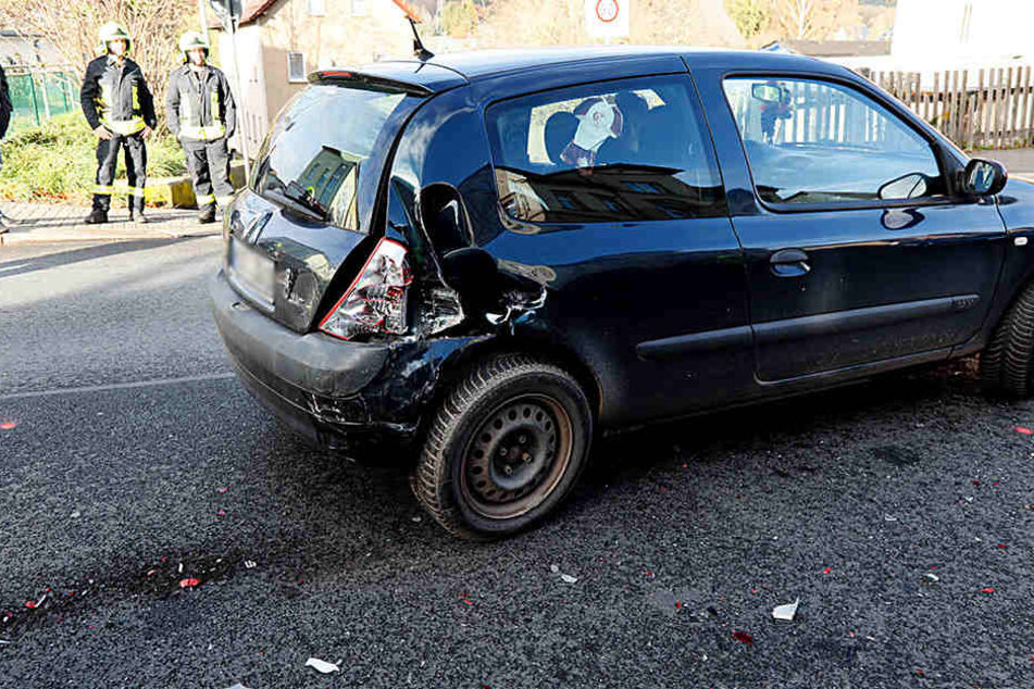 Der schwarze Clio wurde durch den Unfall am Heck beschädigt.