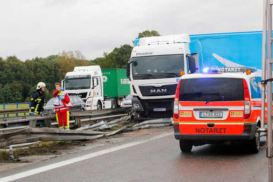 Der Lkw krachte gegen die Mittelleitplanke und stellte sich quer.