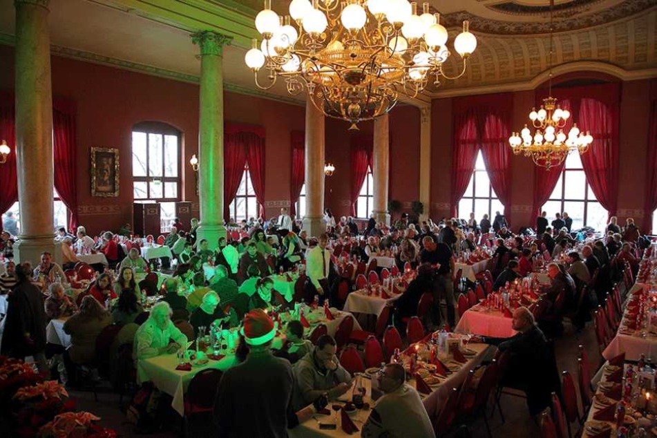 Im Ballhaus Watzke gab es für die Bedürftigen Dresdner Christstollen und Gänsekeule.