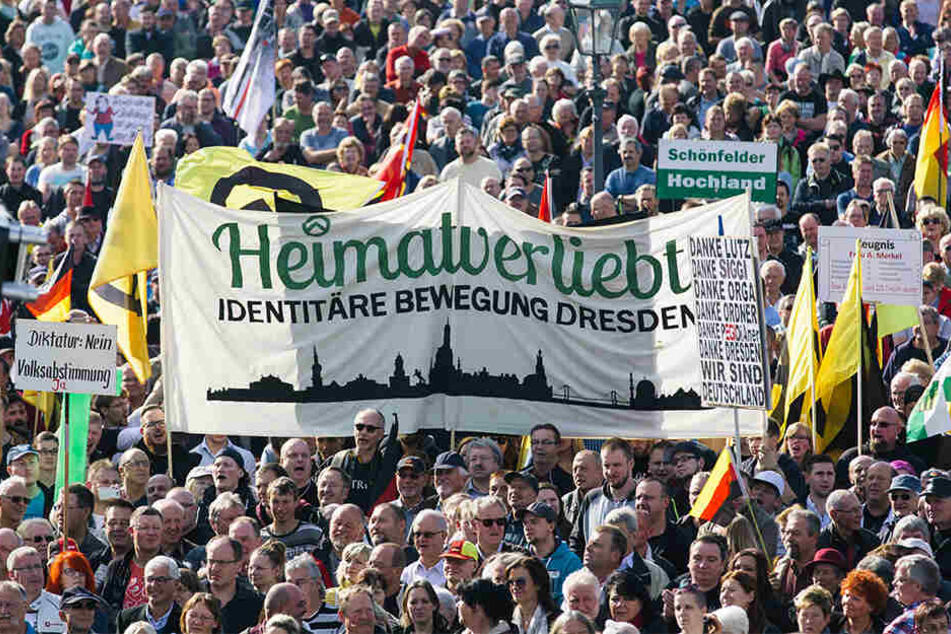 Keine Berührungsängste: Im Oktober 2018 waren viele Fahnen der Identitären Bewegung bei PEGIDA zu sehen.