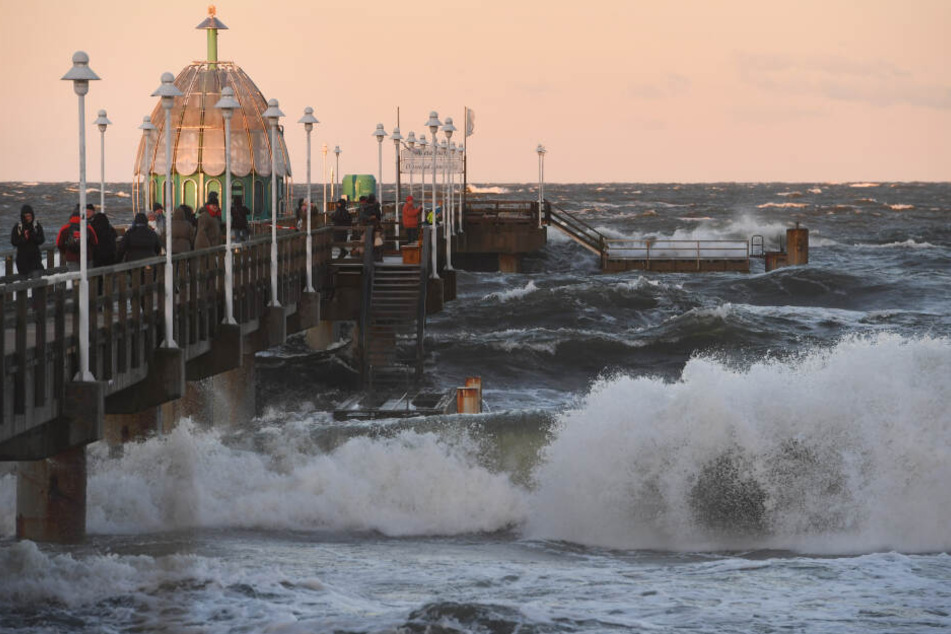 Wellen peitschen bei einer Sturmflut im Januar über die Seebrücke des Ostseebads Zinnowitz.
