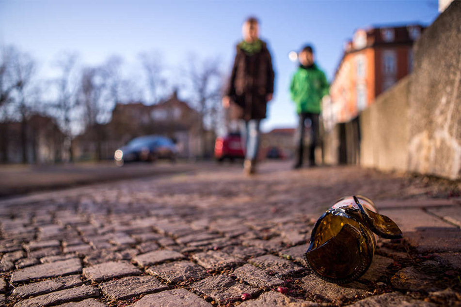 Müll, Flaschen, Hundekot: Sandra B. (39) und ihr Sohn Amadé (8) müssen aufpassen, wo sie hintreten.