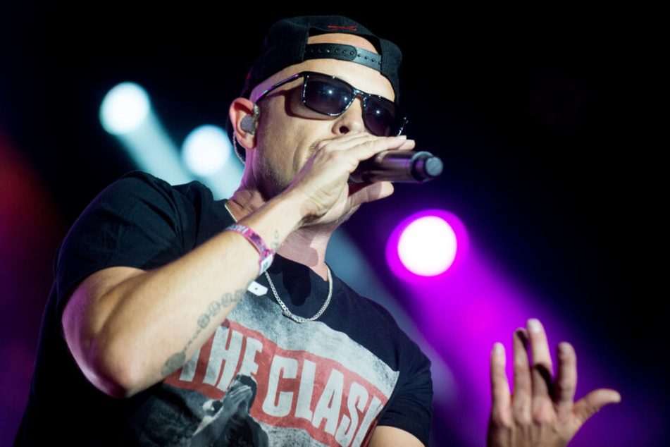 Jan Delay, Sänger der Hip-Hop-Gruppe "Beginner", steht bei einem Festival auf der Bühne.