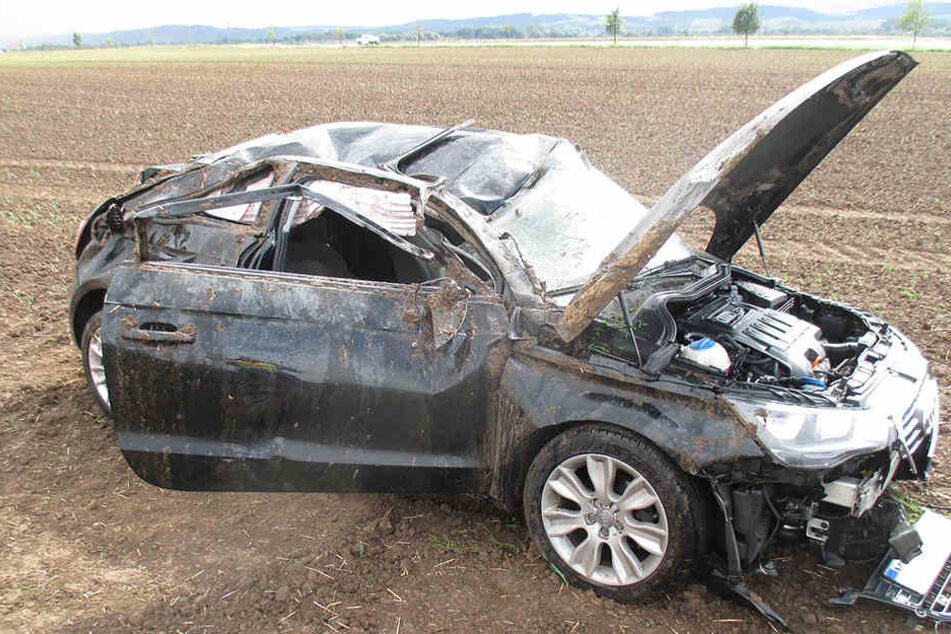 Die beiden Insassen des Autos kamen schwer verletzt ins Krankenhaus, ihr Wagen ist ein wirtschaftlicher Totalschaden.