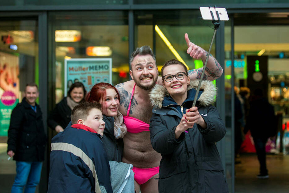 Knallwach-Wette verloren, ab auf die Prager Straße nach Dresden: Julian musste sich im Februar 2016 im pinken Bikini präsentieren, Franzi knipste.