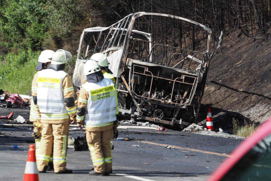 Beim Unfall auf der A9 brannte der Bus komplett aus, 18 Menschen starben.