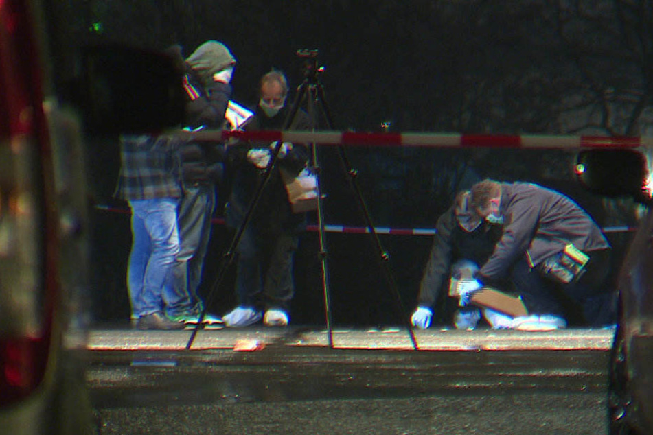 Polizisten untersuchen den Tatort in Neukölln.