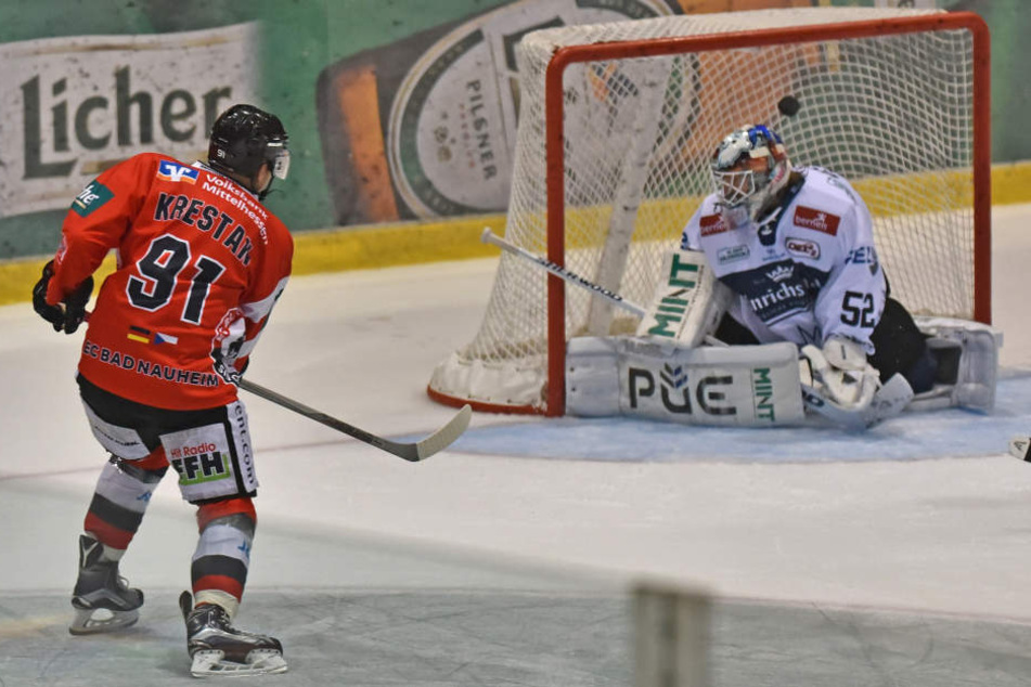 Hier trifft Radek Krestan zum 1:0 für Bad Nauheim.