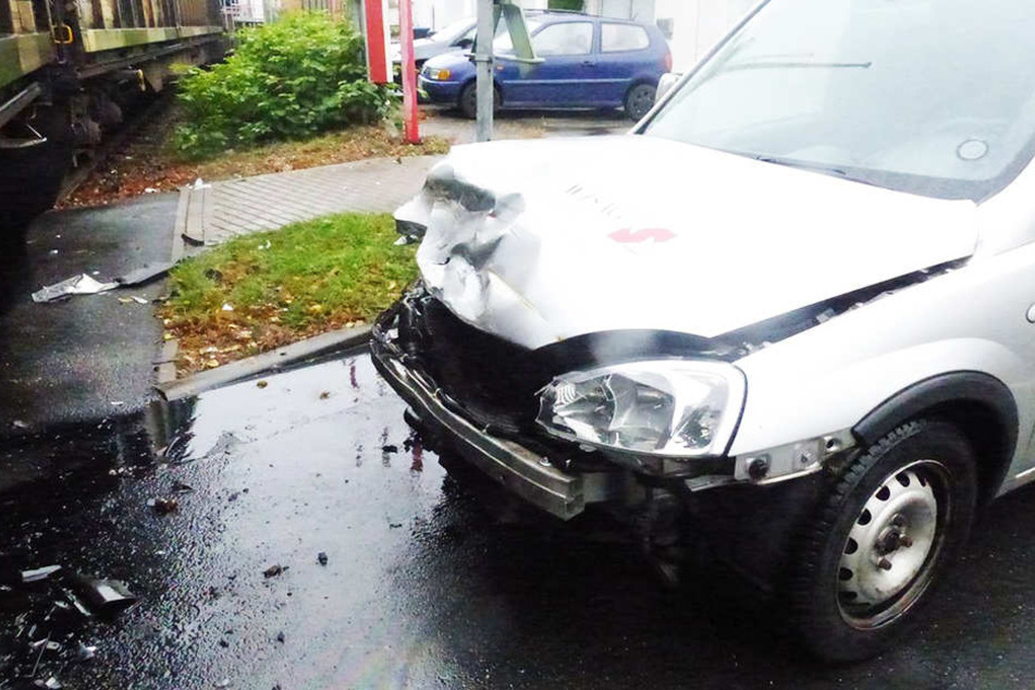 Das Auto erlitt einen Frontalschaden. Aus dem Motorraum lief Öl aus.