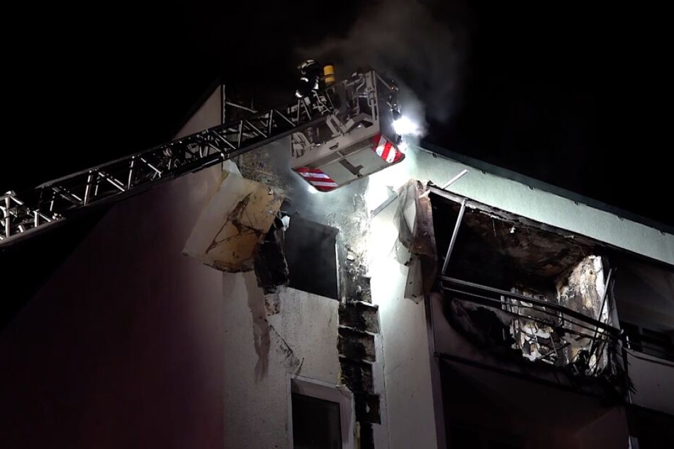 Mit einer Drehleiter löschten die Einsatzkräfte den Brand.