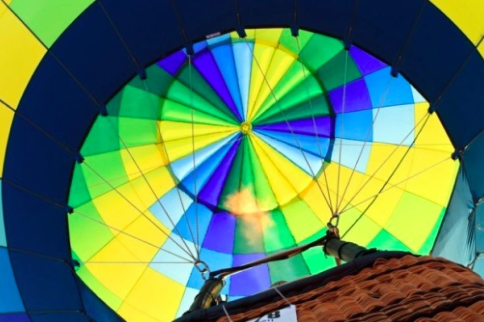 Der Blick aus dem Weidenkorb in den Ballon.