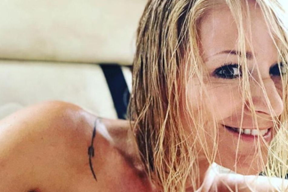 Michelle macht ein Selfie von sich mit nassen Haaren.