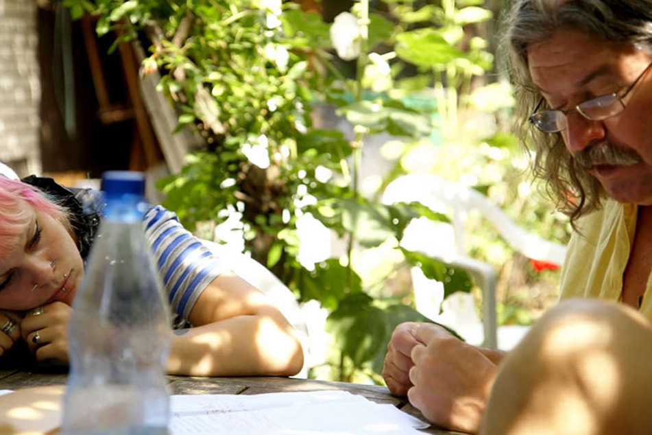 Einen klaren Kopf bekommt man am Besten an der frischen Luft: Lena büffelt mit ihrem Lehrer Klaus im Grünen.