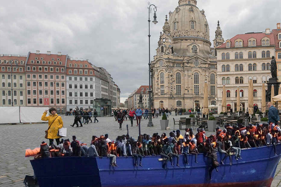 Zugegebenermaßen nur eine Foto-Montage, doch so könnte auf dem Neumarkt ab Herbst 2017 ein Flüchtlingsboot stehen. Wohlgemerkt als Kunstwerk.