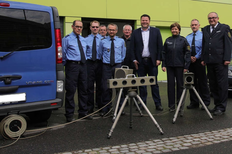 Bürgermeister Lars Kluge (40, CDU, Mi) und Polizeipräsident Conny Stiehl (60, r.) weihten die neue Verkehrspolizeistation ein.