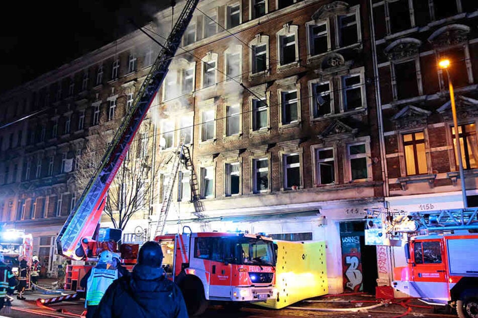 Die Feuerwehr hatte vor dem Haus ein Sprungkissen postiert, mehrere Mieter sprangen aus den Fenstern