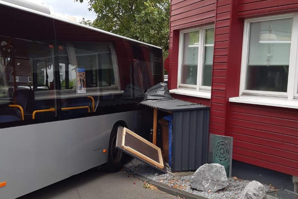 Der Rheinbahn-Bus krachte rückwärts in einen Müllverschlag und die Fassade eines Hauses.