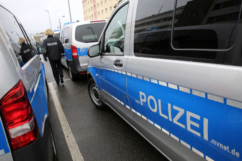 Streifenfahrzeuge für die Landespolizei Mecklenburg-Vorpommern stehen am Polizeipräsidium Rostock.