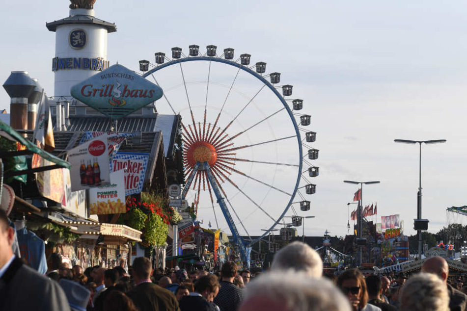 Auf dem Oktoberfestgelände haben E-Scooter nichts zu suchen, schon gar nicht ohne Kennzeichen.