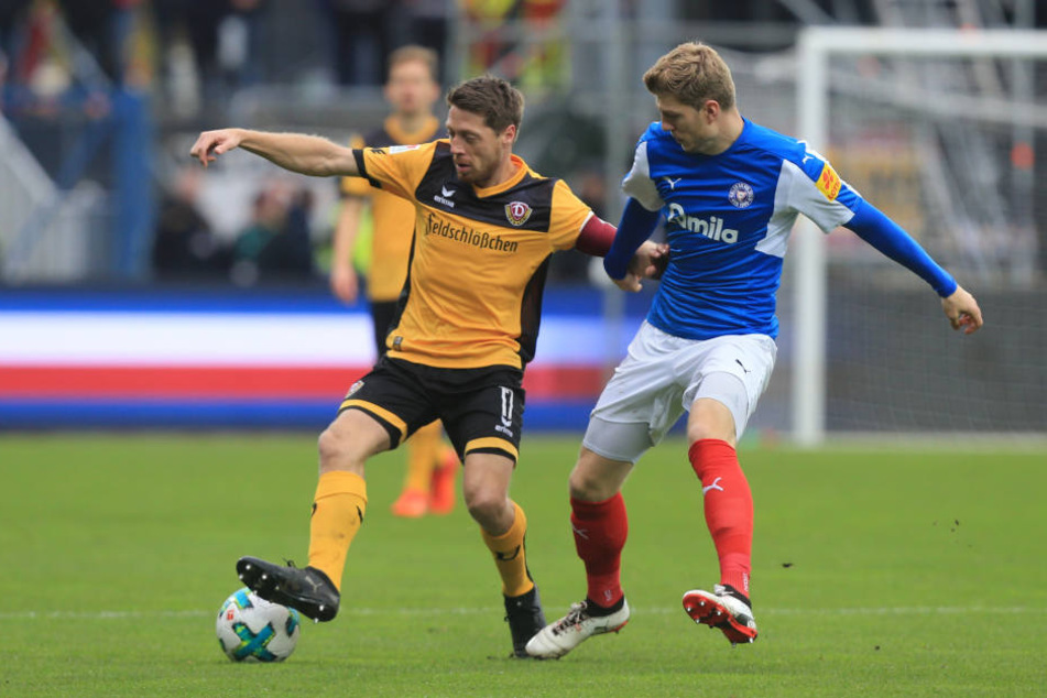 Andreas "Lumpi" Lambertz (l.) im Duell mit Kiels Alexander Mühling.