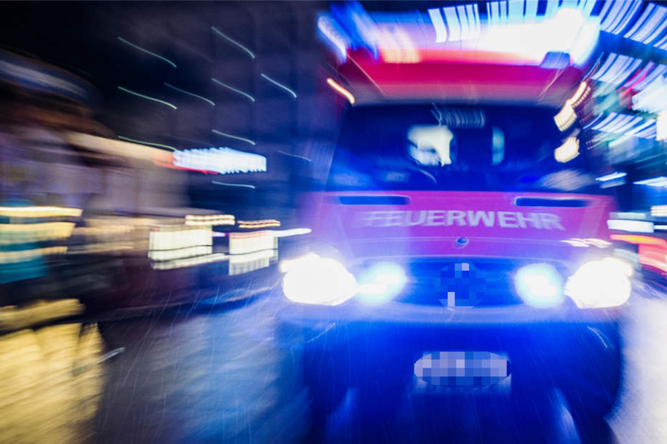 Rettungskräfte sind auf dem Weg zum Unfallort (Symbolbild).